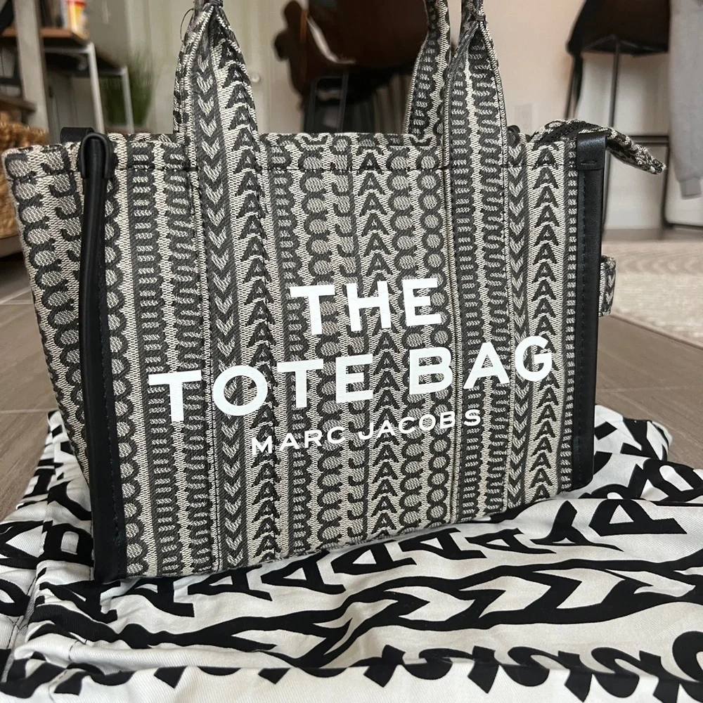 MARC JACOBS THE TOTE BAG MEDIUM TOTE SPECIAL PRINT NWT - Picture 3 of 7